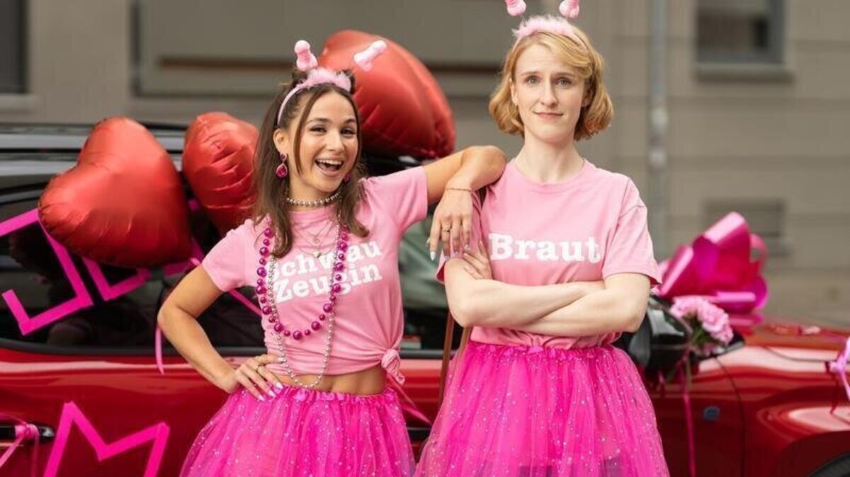 „Plötzlich Schwester“: Klara Lange als Sandra Giesinger (r.) und Cosima Henman als Sandy Koslowski. Foto: Michael Kötschau