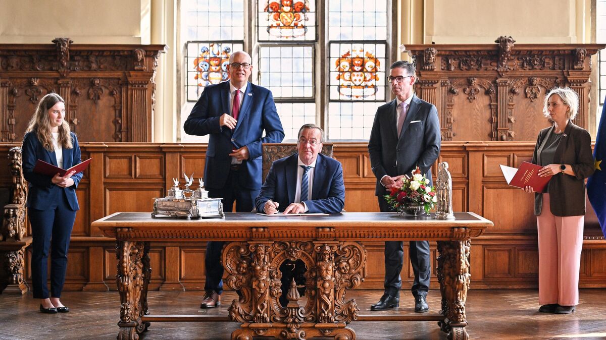 Verteidigungsminister Boris Pistorius (SPD) stellt 1,35 Milliarden Euro für die Ertüchtigung des Bremerhavener Hafens als Nato-Drehscheibe bereit. Foto: Sina Schuldt/dpa