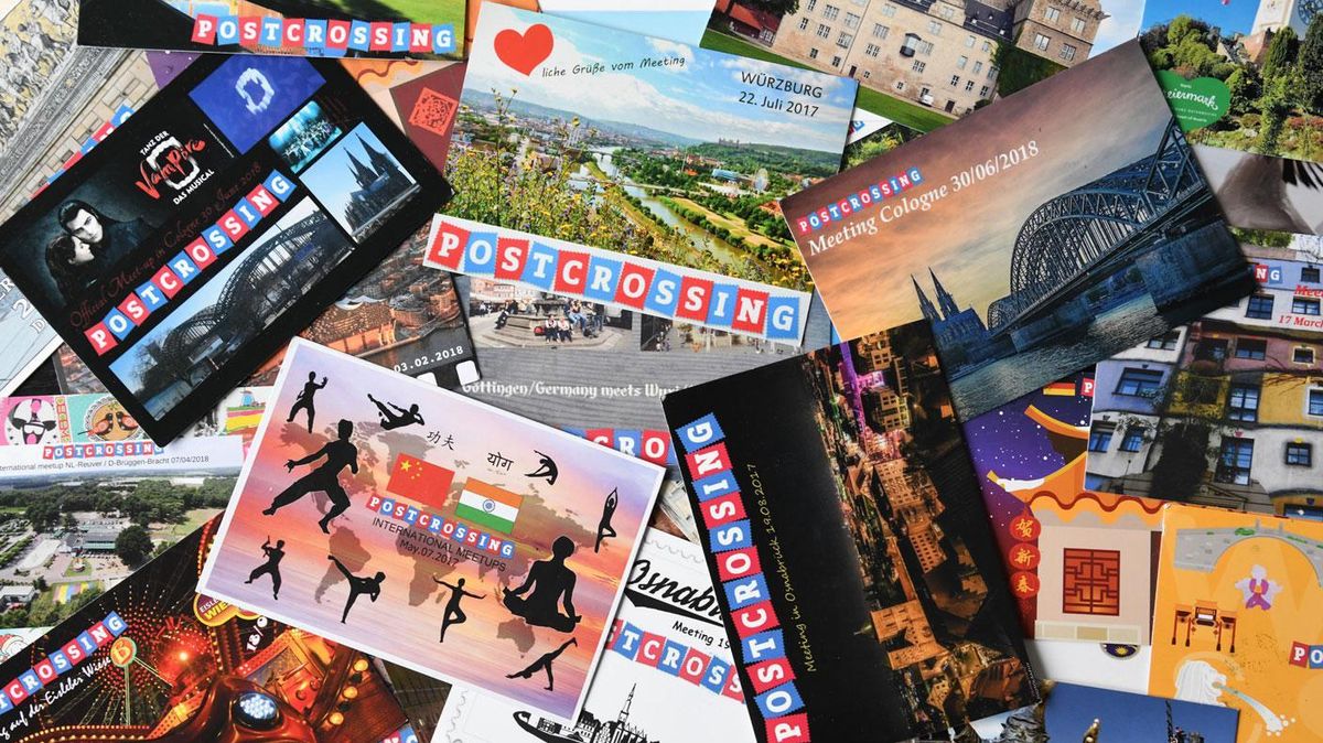 Das Internet lässt Menschen wieder schreiben - Postkarten. Mit Stift und eigener Schrift an Adressen, die ausgelost werden. Zurück kommen bunte Ansichten aus entfernten Ländern - das nennt sich Postcrossing und entwickelt sich zu einer globalen Massenbewegung. Foto: Martenstein