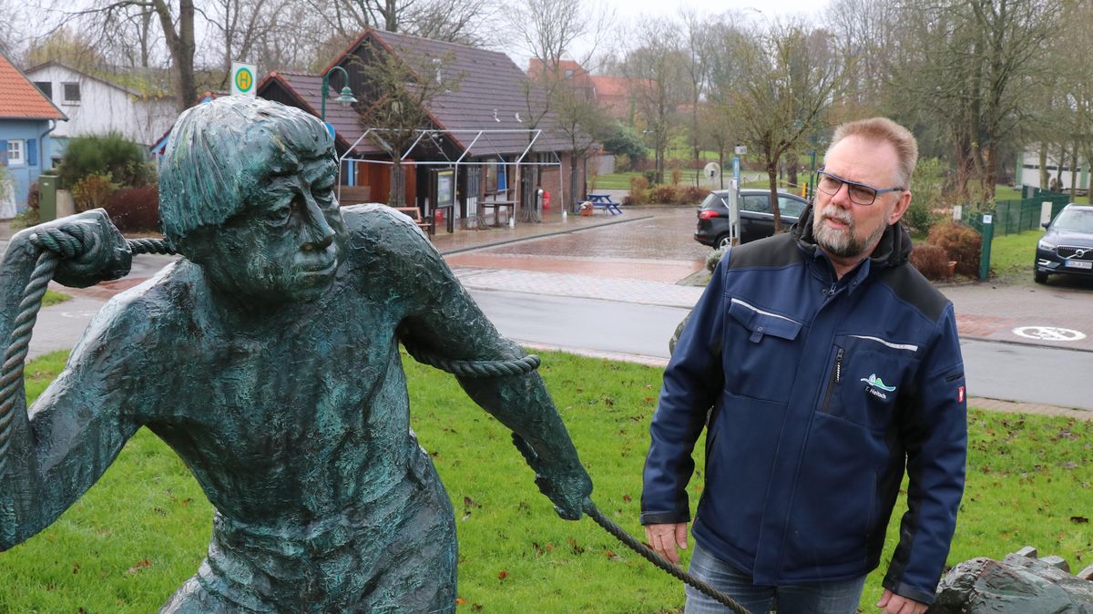 Die Unterschiede sind noch erkennbar: Der "Frontmann" der Deicharbeiter, der 2011 neu gegossen und aufgestellt wurde, ist etwas heller und bläulicher als seine beiden älteren Kollegen. Torsten Heitsch, Geschäftsführer des Hadelner Deich- und Uferbauverbandes, ist jedenfalls froh, dass das Trio seit neun Jahren wieder vereint ist. Foto: Mangels