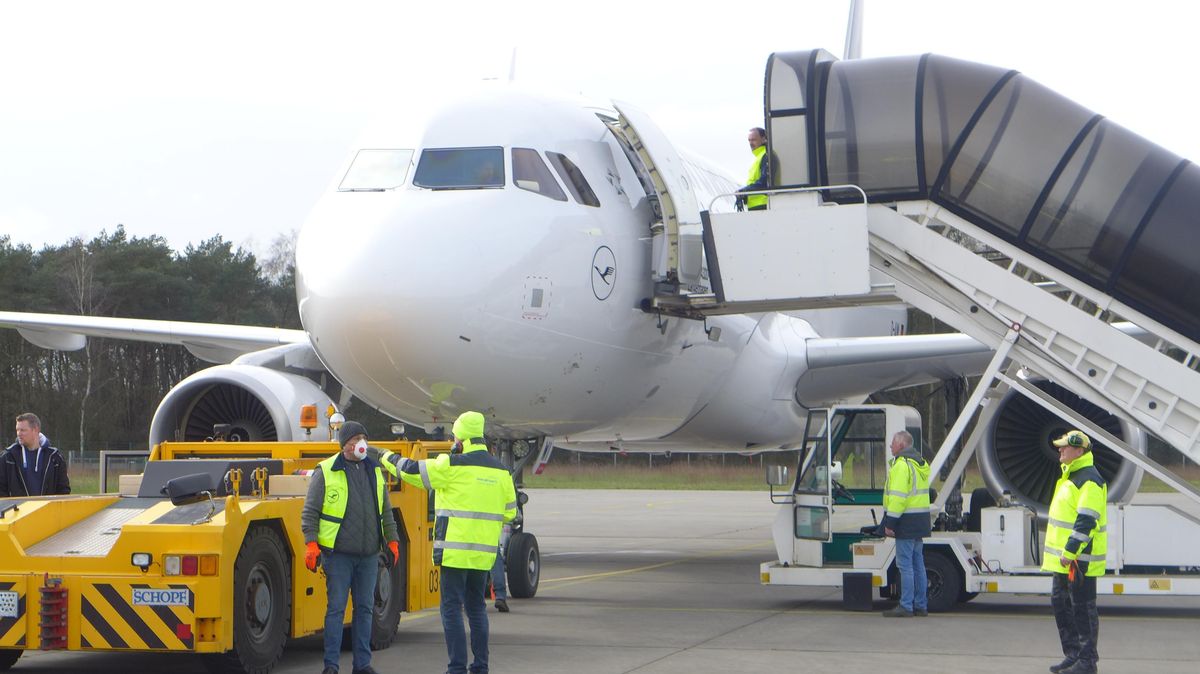 Die "Abfertigung" nach der Landung in Nordholz lief zügig ab- schließlich war ja auch nur Lufthansa-Personal an Bord. Foto: Schröder