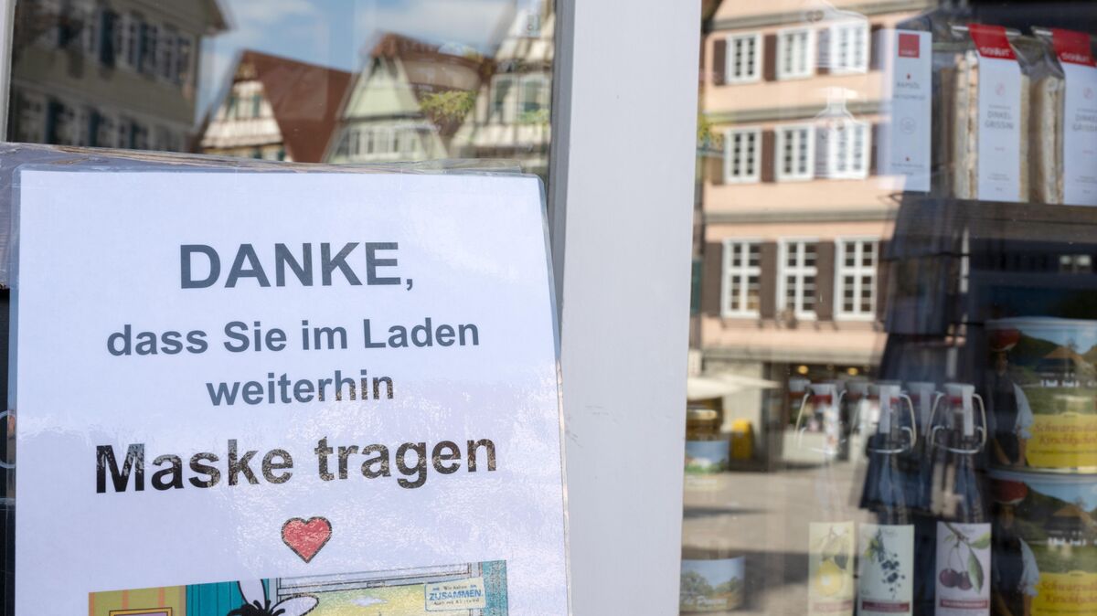 Vor einem Laden hängt eine Hinweisschild mit dem die Kunden aufgefordert werden, im Laden auch weiterhin Mund-Nasen-Schutz zu tragen. Unser Redakteurin Wiebke Kramp appelliert an das Verantwortungsbewusstsein der Cuxhavener, die Maske auch weiter zu tragen. Foto: Bernd Weißbrod/dpa