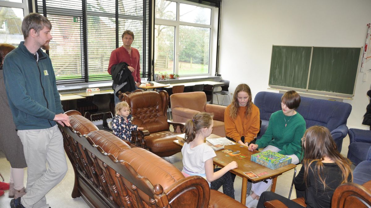 Beim Tag der offenen Tür konnten sich Besucher ein eigenes Bild von der Freien Schule machen. Christian Beckmann (l.) als Schulträger führte durch die Räumlichkeiten. Wert gelegt wird auch auf eine gemütliche Lernatmosphäre. Foto: Kramp