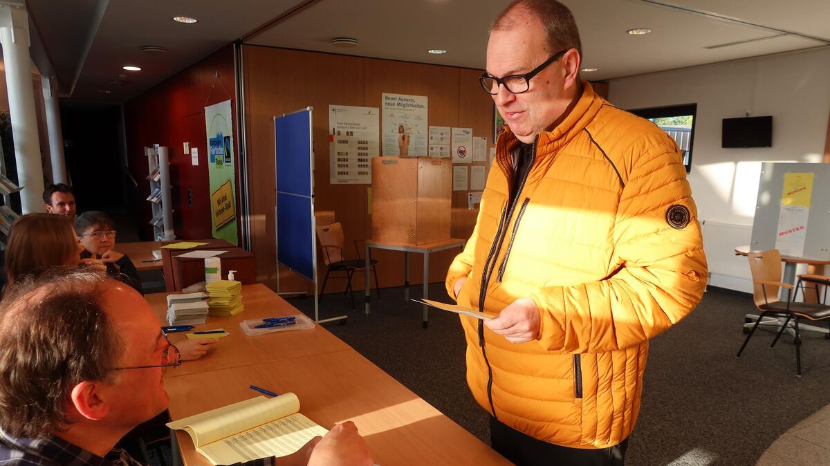 Früher Vogel fängt den Wurm: Thorsten Krüger, Bürgermeister der Stadt Geestland, versenkte bereits um 8.45 Uhr seine Stimmzettel in der Wahlurne. Krüger trat ohne Gegenkandidaten für das Amt des Landrates an. Foto: Tonn