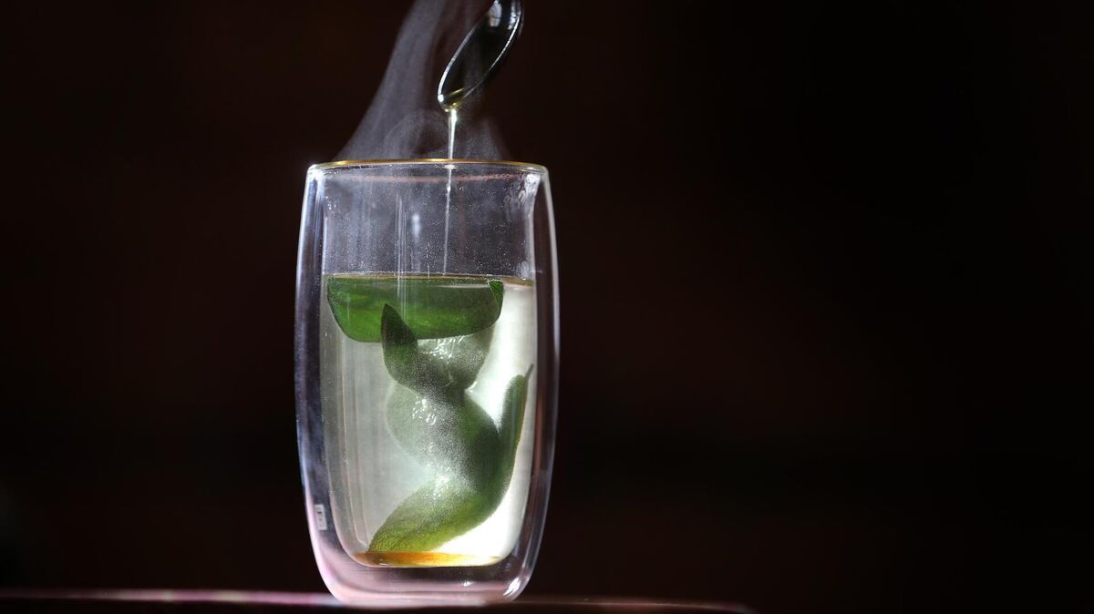 Welchen Tee bei Husten? Und was soll bei Ohrenschmerzen helfen? Wer in der Erkältungszeit nicht gleich zu Medikamenten greifen will, der kann sich häufig Linderung mit diesen Hausmitteln verschaffen. Foto: Karl-Josef Hildenbrand