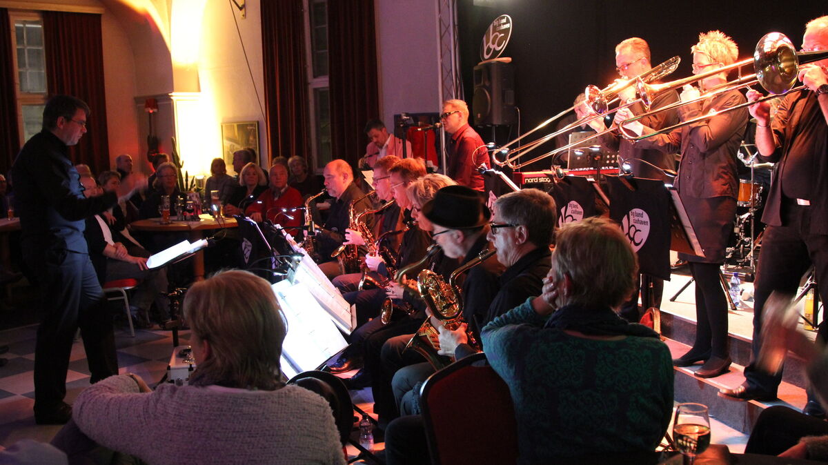 Selbst für große Formationen wie die Big Band Cuxhaven bieten Bühne und Saal genug Platz. Foto: Reese-Winne