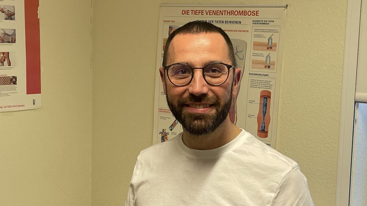 Dr. Alexios Spyropoulos ist Gefäßchirurg und Phlebologe für Helios in Cuxhaven. Im sozialen Netzwerk Instagram klärt er über viele gesundheitliche Themen auf - auch darüber, wie unseriöse Inhalte entlarvt werden. Foto: Reese-Winne