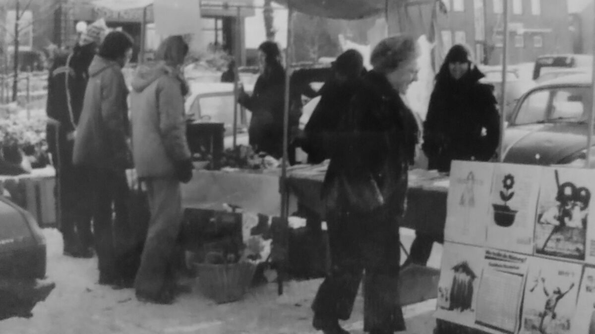 Grüne oder Sympathisanten aus den Reihen der "Friedensgruppe Am Dobrock"? Trennen ließ sich das nicht immer eindeutig, fest steht, dass das Bild einen Infostand auf dem Marktplatz in Cadenberge zeigt. Foto: privat