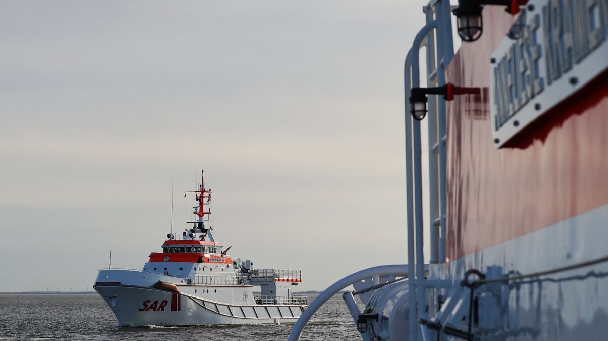 Trotz Wind aus Südost mit 30 bis 35 Knoten (acht Beaufort) gelang es damals zwei Schiffbrüchige aus der aufgewühlten See zu retten. Die auf Helgoland stationierte "Hermann Marwede" (l.) hatte die Einsatzleitung vor Ort. Foto: Larschow