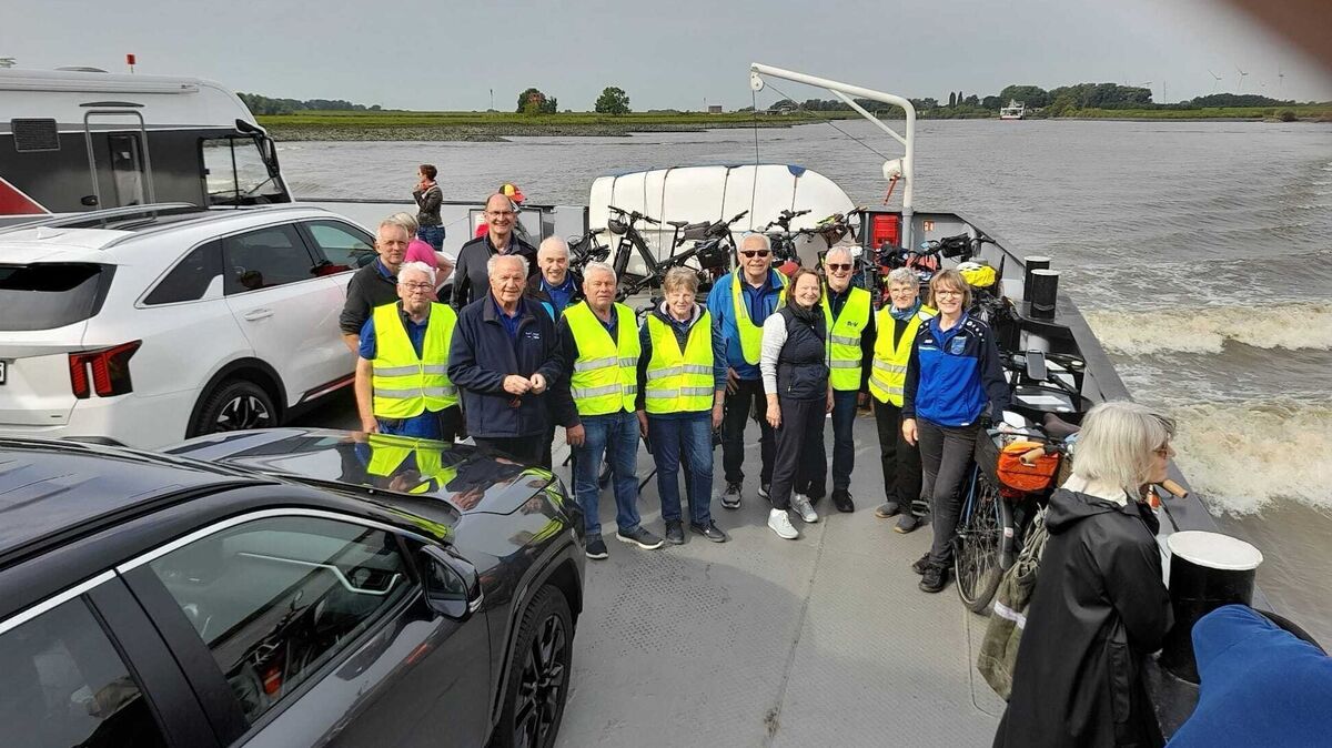 Die Armstorfer Radler fahren mit der Fähre nach Glückstadt. Foto: Morjan