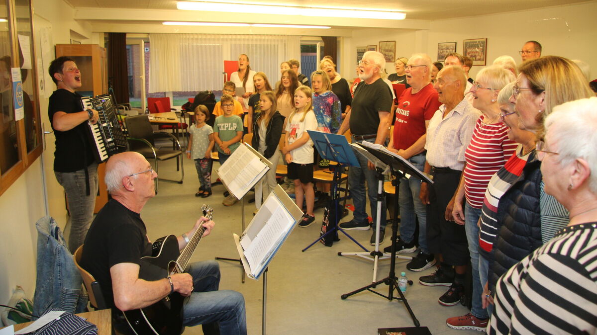 Die Sohl’nborger Büttpedder proben voller Begeisterung für ihr 55-jähriges Jubiläum im Clubhaus von Rot-Weiss Cuxhaven. Foto: Potschka