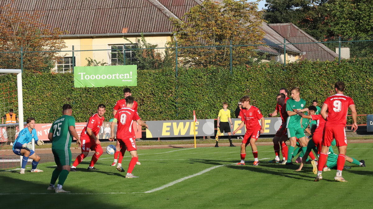 Nach einer Ecke rutscht Ben Wilkens in der 32. MInute in den Ball und das runde Leder schlägt unhaltbar zum 0:1 ein. Foto: Witthohn