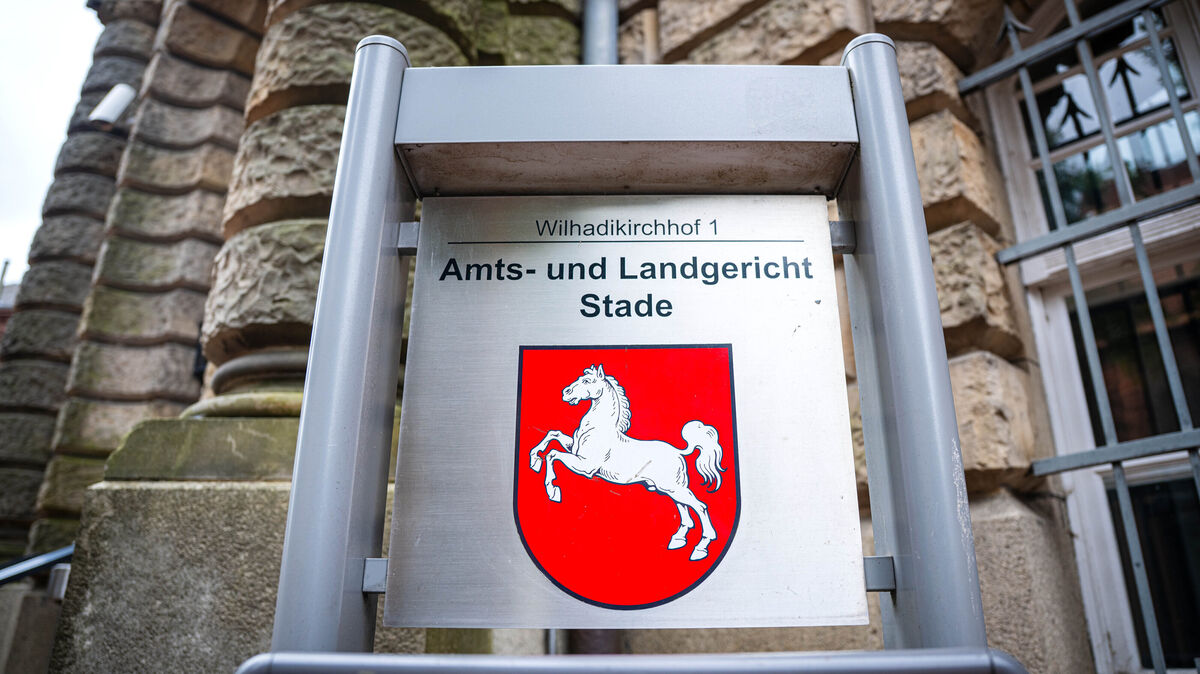 Seit September muss sich ein 62-jähriger Mann aus Nordleda vor dem Stader Landgericht wegen Mordes und Raub mit Todesfolge verantworten. Er soll im Oktober 2022 im Otterndorfer Wohngebiet am Medembogen eine Schweizerin umgebracht haben. Foto: dpa/Schuldt