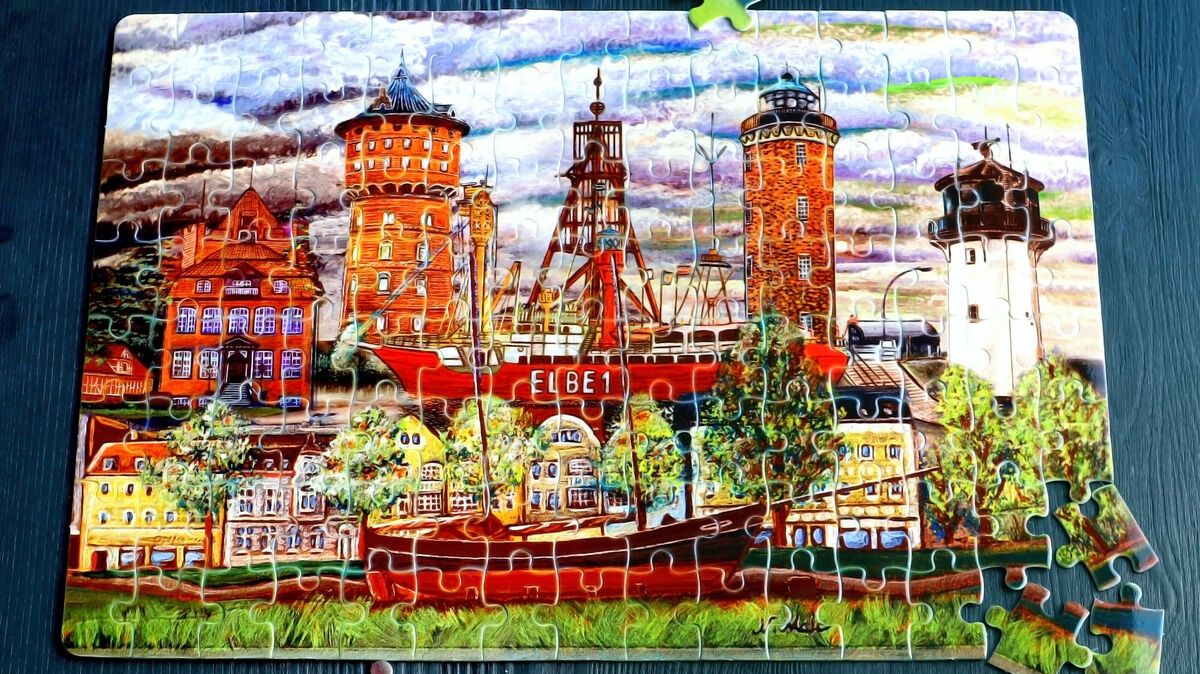 Echte Handarbeit ist das Cuxhaven-Puzzle, das der Künstler Nils Mette aus Neuhaus angefertigt hat. Das Legespiel zeigt gleich sieben Sehenswürdigkeiten. Foto: Mette