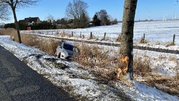 Schwerer Unfall in Nordleda: Überholmanöver bei Winterglätte endet im Graben