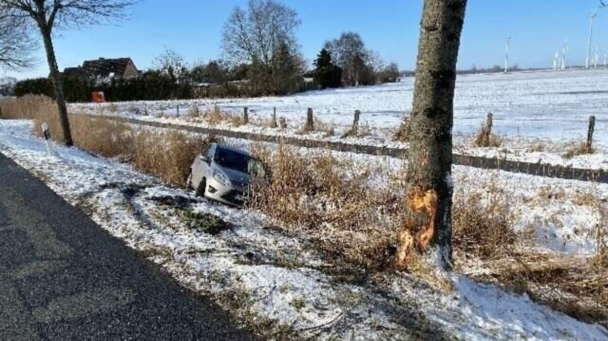 Nach Angaben der Polizei Cuxhaven prallte der Wagen eines 72-Jährigen auf winterglatter Fahrbahn gegen einen Straßenbaum und kam im Graben zum Stehen. Foto: Polizei Cuxhaven