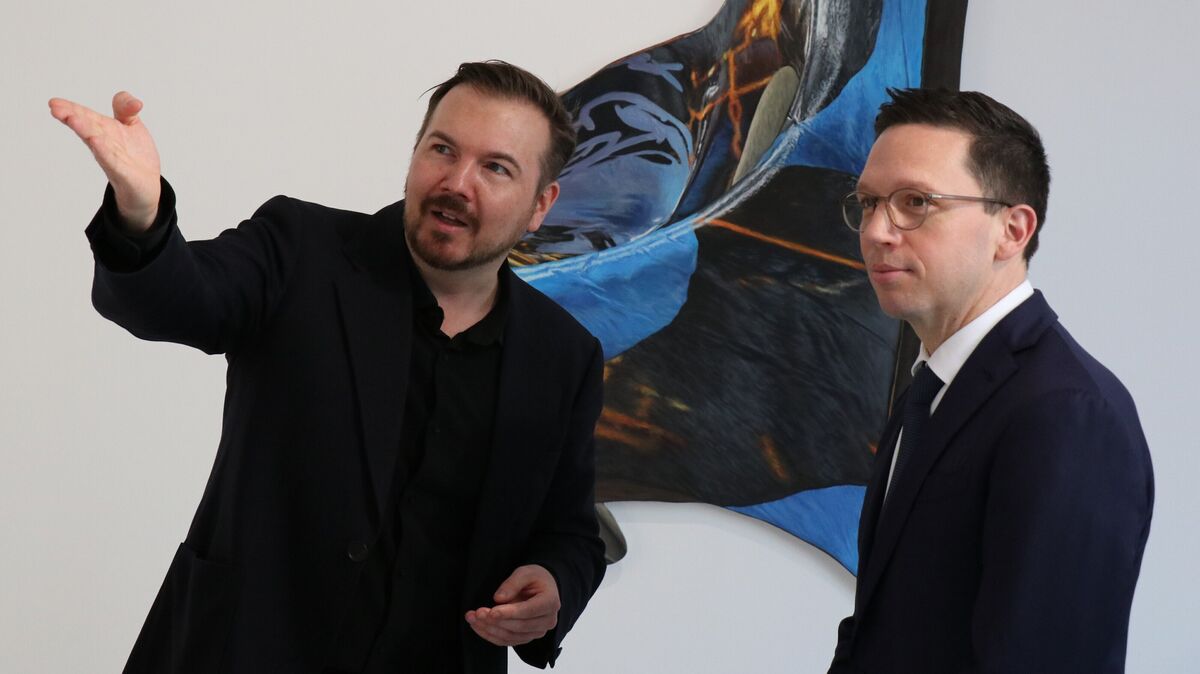 Im Museum gegenstandsfreier Kunst machte Museumsdirektor Wilko Austermann (links) Minister Falko Mohrs neugierig auf die neue Einzelausstellung „Colour on Brush in Space“, die am 7. März eröffnet wird. Foto: Mangels