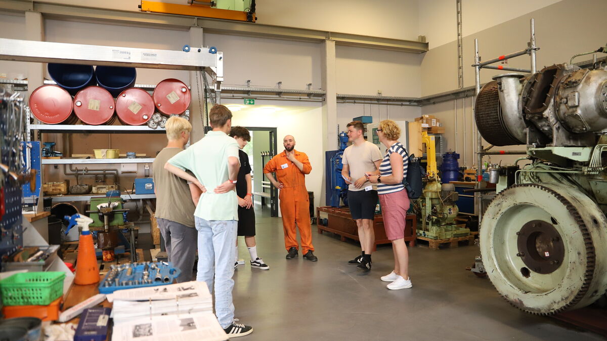 Schulklassen bekamen unter anderem Einblicke in die Werkstatt und das Maschinenlabor der Seefahrtschule. Foto: Larschow