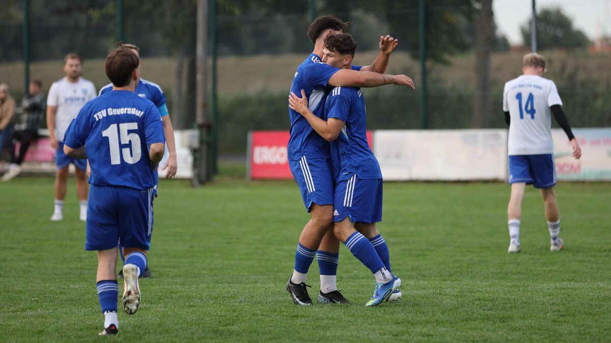 Mann des Spiels: Geversdorfs Jannik Reyelts (r.) erzielte vier Tore beim 6:0-Sieg gegen Hollen. Foto: Unruh