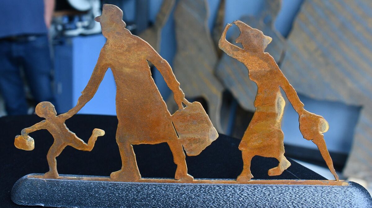 Kleiner Vorgeschmack: Einige Modelle des Kunstwerks "Die Reisenden" sind bereits fertig. Die Enthüllung der drei Meter langen und bis zu 1,80 Meter hohen Skulptur erfolgt jedoch erst am kommenden Freitag (14.30 Uhr am Hemmoorer Rathausplatz). Foto: Schröder
