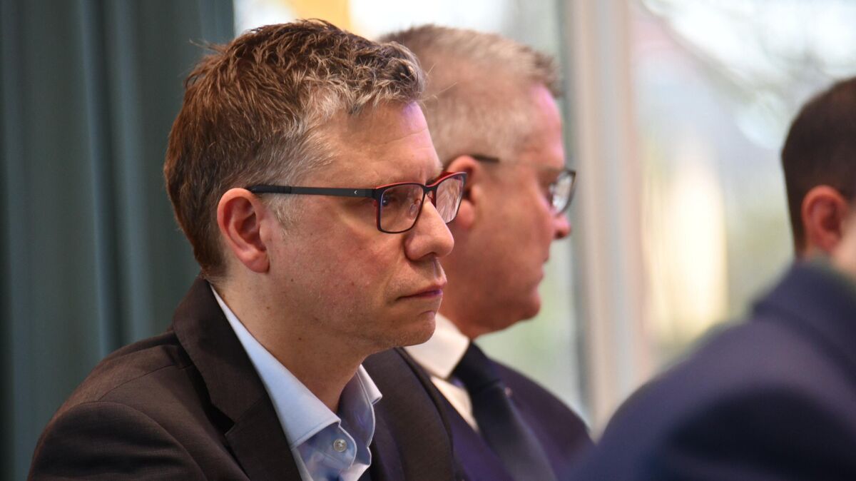 Michael Take (47) hat am Mittwoch nach seinem zwischenzeitlichen Ausflug in die Zevener Kommunalpolitik als parteiloser Kandidat nun seine Aufgaben als Dezernent beim Landkreis Cuxhaven wieder aufgenommen. Foto: Schröder