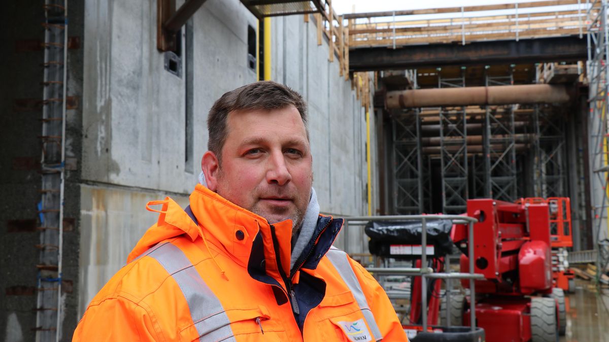 Projektleiter Andreas Kosch sorgt dafür, dass alles klappt wie am Schnürchen auf der Großbaustelle an der Hadelner Kanalschleuse. Foto: Mangels