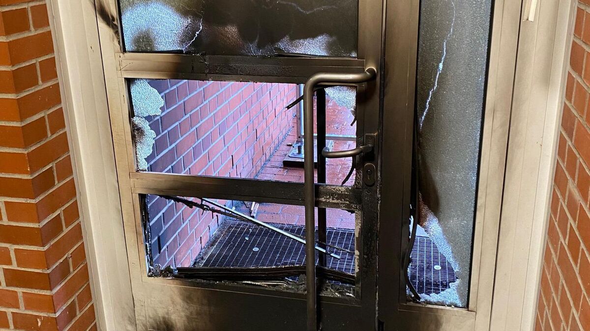 Die rückwärtige Eingangstür wurde durch das Feuer komplett zerstört. Die ins Gebäude gezogenen Rauchgase erhöhen den Schaden noch. Foto: Sassen