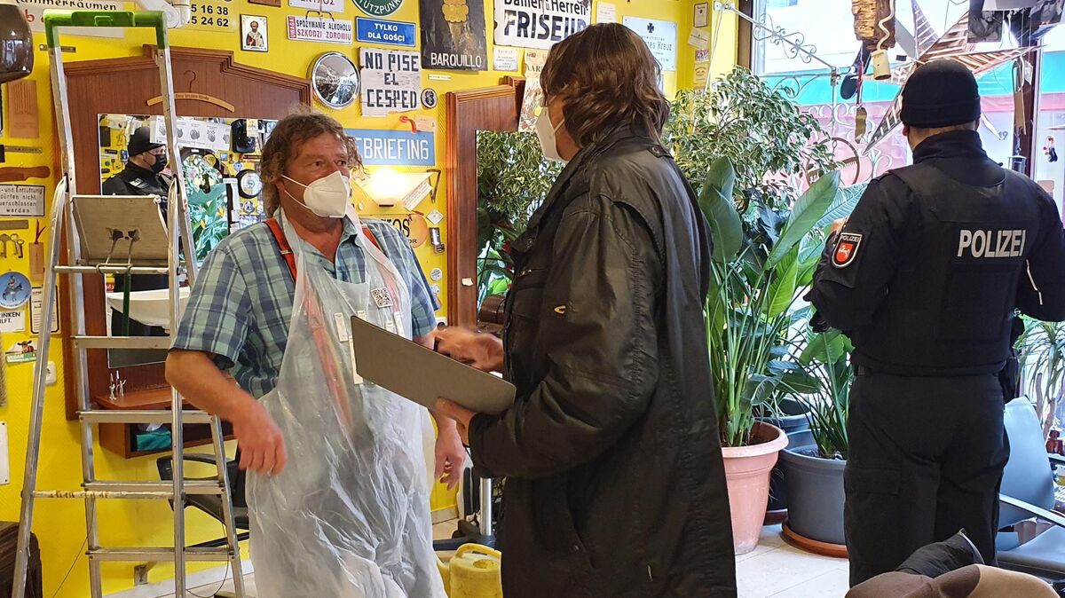 Auch in diesem Friseurbetrieb in der Cuxhavener Deichstraße waren die Einsatzkräfte zur Kontrolle der aktuellen Corona-Verordnung unterwegs. Hier wurden jedoch keine Verstöße festgemacht, so die Polizei. Foto: Polizei