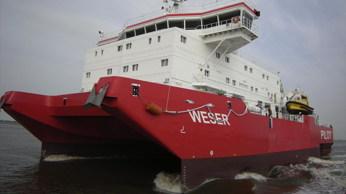 Das Lotsenstationsschiff "Weser" ist seit 2010 vor Wangerooge im Einsatz. Das Doppelrumpfschiff dient als schwimmende Versetzstation für die Weser- und Jadelotsen. Foto: Barth