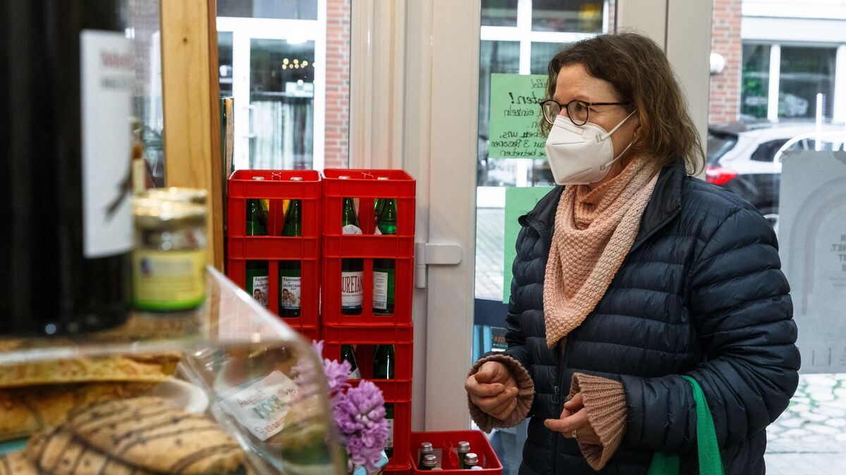 Seit Dienstag gilt in Niedersachsen die neue Coronaverordnung, die das Tragen einer FFP2-Maske im gesamten Einzelhandel, also auch in Supermärkten oder Drogerien zur Pflicht macht. Jetzt hat die Verwaltung erklärt, welche Strafen im Kreis Cuxhaven drohen, wenn man keine FFP2-Maske trägt. Foto: Markus Scholz