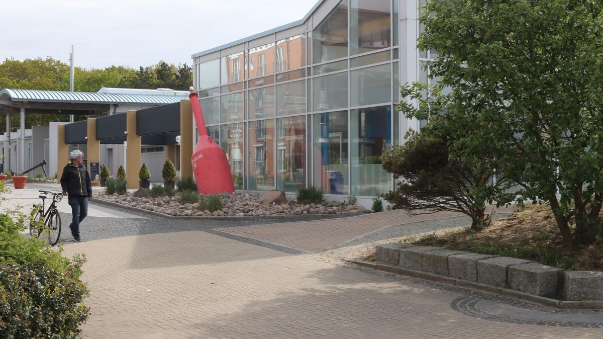 Warum das Wellenbad im Duhner Thalassozentrum nach wie vor erst um 11 Uhr öffnet, ist aus Sicht einiger Stammgäste nicht nachzuvollziehen. Das hat nicht mit Kurzarbeit zu tun", entkräftet Badleiter Sascha Bange dahingehende Spekulationen. Foto: Koppe