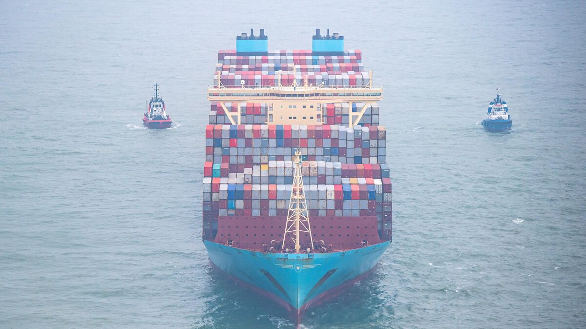 Die "Mumbai Maersk" ist befreit. Sie steuert jetzt auf Bremerhaven zu. Das Containerschiff war in der Nacht zu Donnerstag in der Wesermündung vor Wangerooge auf Grund gelaufen. Foto: Sina Schuldt/ dpa
