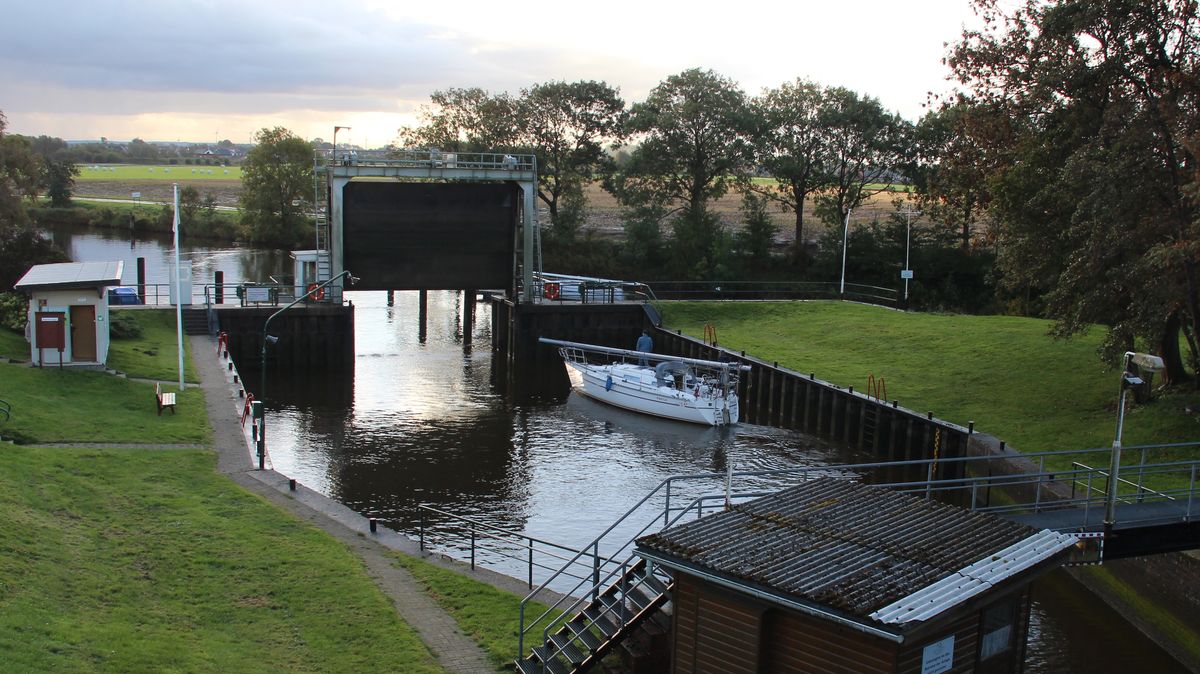 Die 1854 errichtete Hadelner Kanalschleuse wird von Seglern und Motorboot- Kapitänen gern und häufig genutzt. Mit dem nun beginnenden Neubau schließt sich ein Kapitel, das die Deichschützer und die Kommunalpolitik viele Jahrzehnte beschäftigt hat. Foto: Mangels