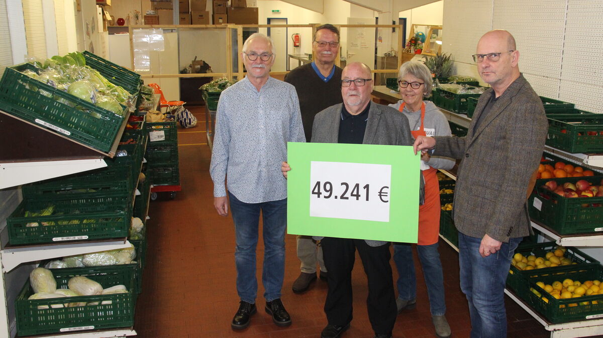 Klaus Schnell (M). mit seinen Vorstandskollegen Hermann Meyer, Jürgen Kirchner und Eva Hofmann waren überwältigt von der Spendenbereitschaft der Leserinnen und Leser unserer Zeitung. Redaktionsleiter Ulrich Rohde (r.) überbrachte die gute Nachricht. Foto: Kramp