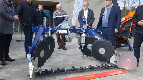 Neue Spezialmaschinen im Ahlenmoor sollen die Insektendiversität fördern