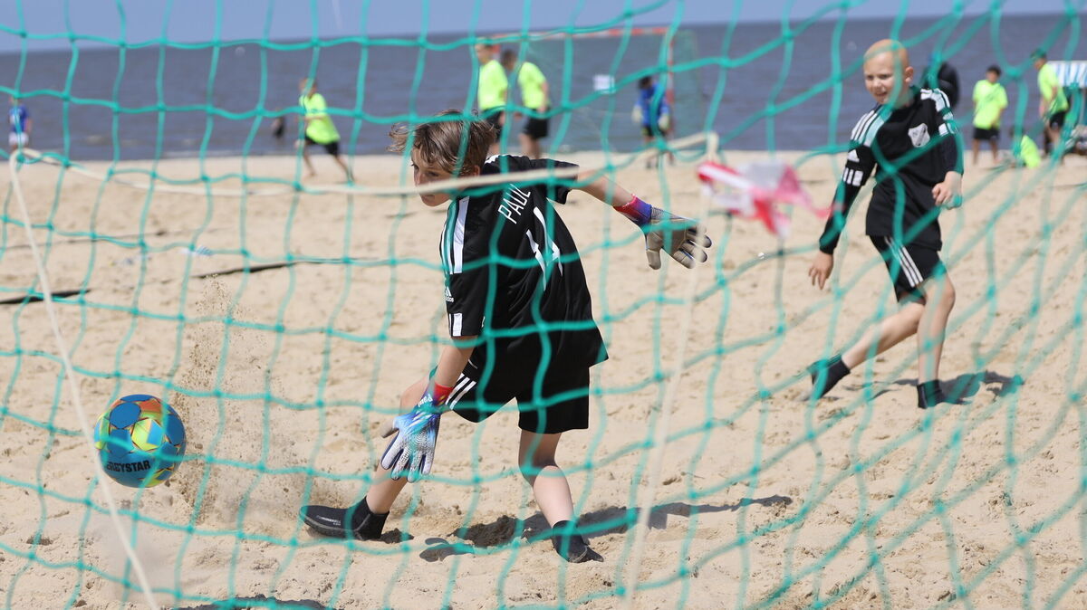 Für die Spieler beim Beachsoccer-Cup des TSV Altenwalde war es schon etwas Besonderes: Die sechs Spielfelder waren direkt am Wasser. Und pünktlich zum Turnierstart am Sonnabendmorgen spielte auch das Wetter mit. Foto: Unruh