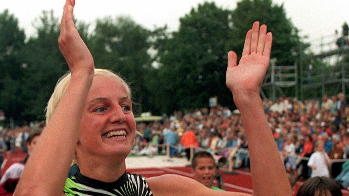 Gesine Schmidt (ATS Cuxhaven) wurde nach dem Sieg über 400 Meter Hürden (56,71 Sekunden) beim Sportfest "Weltklasse hinterm Deich" in Cuxhaven von den 5000 Zuschauern ausgiebig gefeiert. Foto: Ingo Wagner/dpa