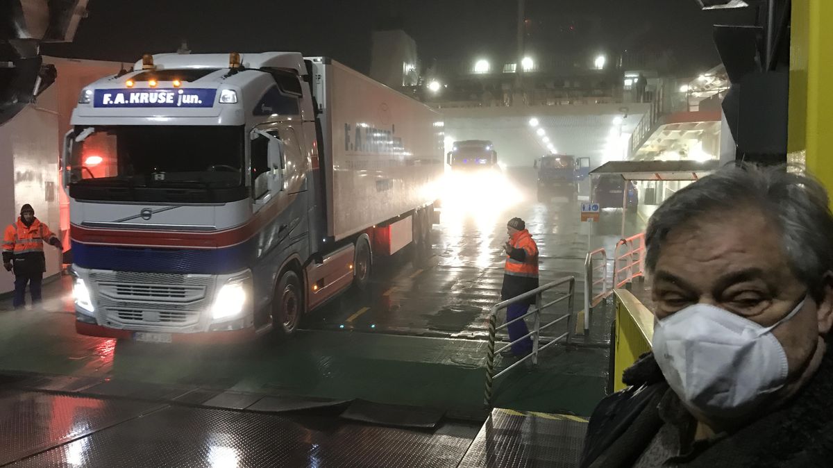 Die Elbfähre zwischen Cuxhaven und Brunsbüttel ist am Montagmorgen pünktlich gestartet. Sehr zur Freude von Elbferry-Geschäftsführer Heinrich Ahlers. Foto: Sassen