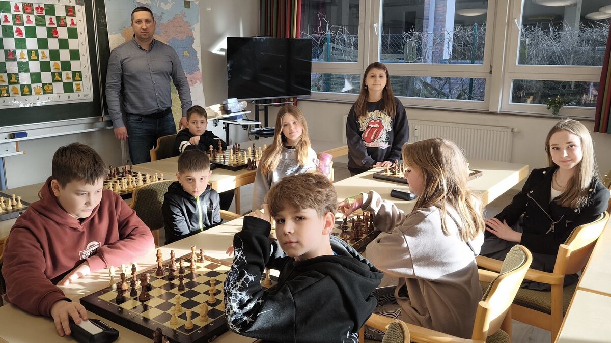 Schachlehrer Serhii Yaryna aus der Ukraine freut sich jede Woche auf die Kinder, die zum Schachunterricht in das Cadenberger Gemeindehaus kommen. Mittwochs ab 15 Uhr spielen die Kinder dort Schach.
