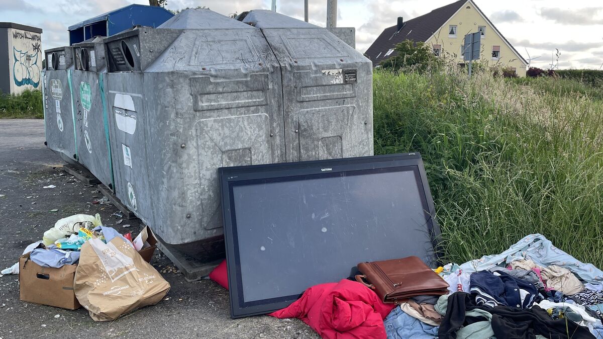 Der Sammelplatz in Altenbruch am Alten Weg: Eigentlich sollen hier nur Textilien und Altglas gesammelt werden; tatsächlich wird täglich Müll aller Art abgeladen. Foto: Reese-Winne