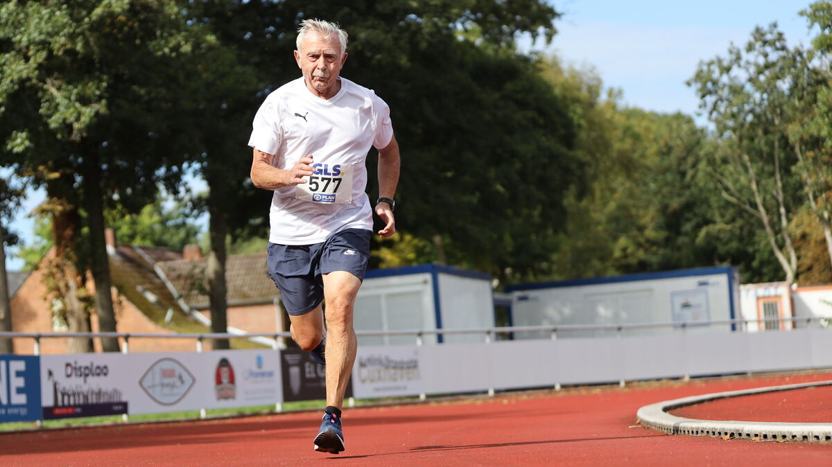 Jürgen Witthohn dreht fast täglich seine Runden auf dem Strichwegsportplatz in Cuxhaven. Mit 80 Jahren hat er nun erstmals an Deutschen Meisterschaften teilgenommen – und kehrte gleich mit zwei Medaillen im Gepäck nach Cuxhaven zurück. Foto: Unruh