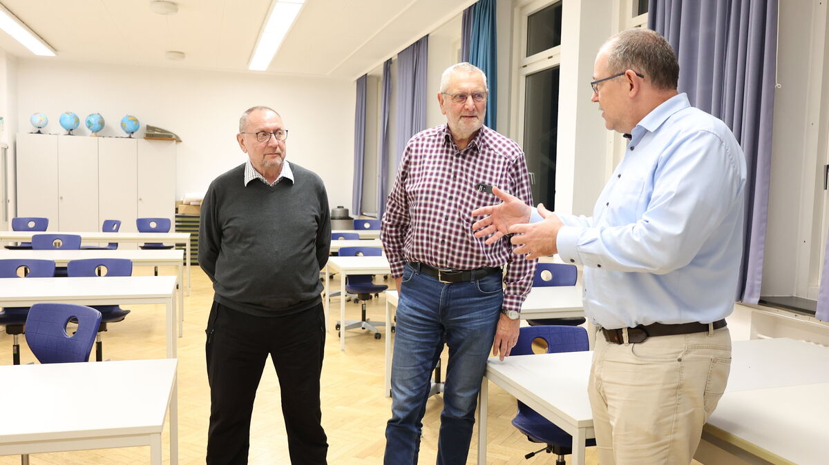 Schulleiter Detlef Graven (r.) von der Staatlichen Seefahrtschule Cuxhaven, führte die Ehemaligen durch das Schulgebäude. Foto: Larschow