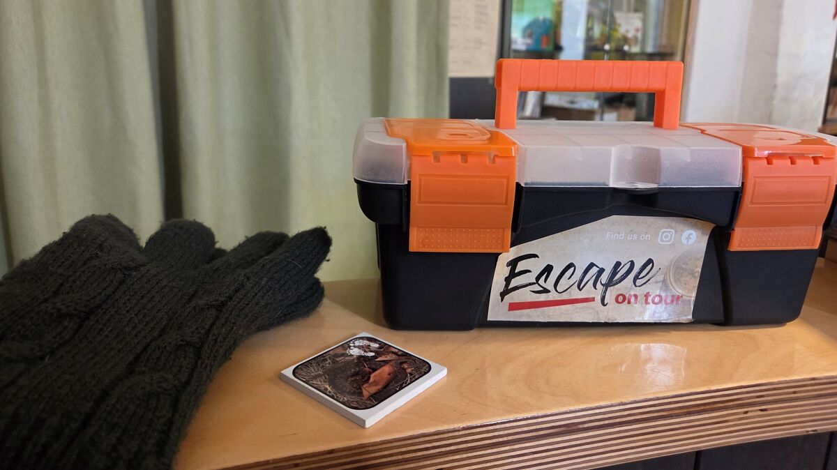 Der Escape-Koffer und die nötigen Utensilien warten im Moorinformationszentrum Ahlenmoor auf neugierige Rätsellöser. Diese sollten mindestens elf bis zwölf Jahre alt sein. Je Koffer können zwei bis fünf Spieler teilnehmen. Foto: Brettschneider