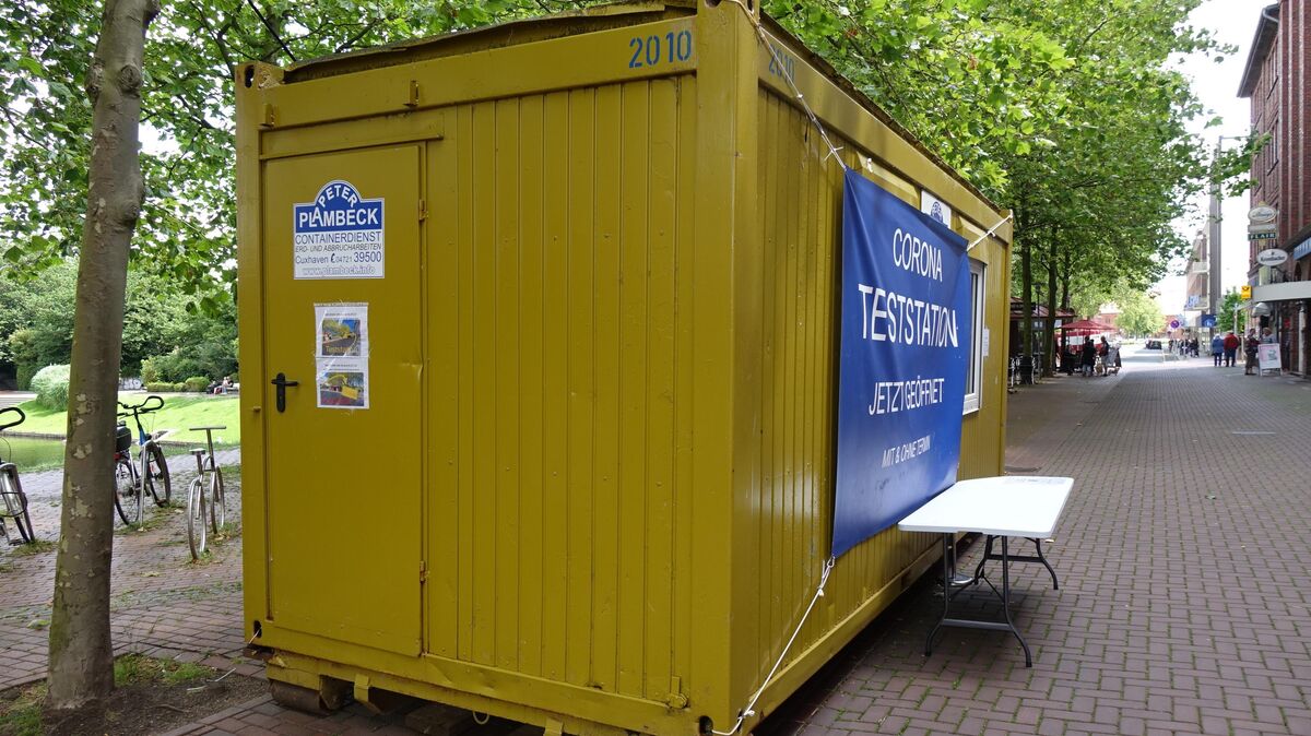 Neuer Standort: Der Corona-Testcontainer, der monatelang auf dem Kaemmererplatz vor dem Pressehaus gestand hatte, ist umgezogen. Jetzt ist die Teststation in der Bahnhofstraße zu finden. Betreiber Philippe Schoendorf nimmt seit Anfang des Monats einen Rückgang der Kundenzahlen wahr. Foto: Kuczorra