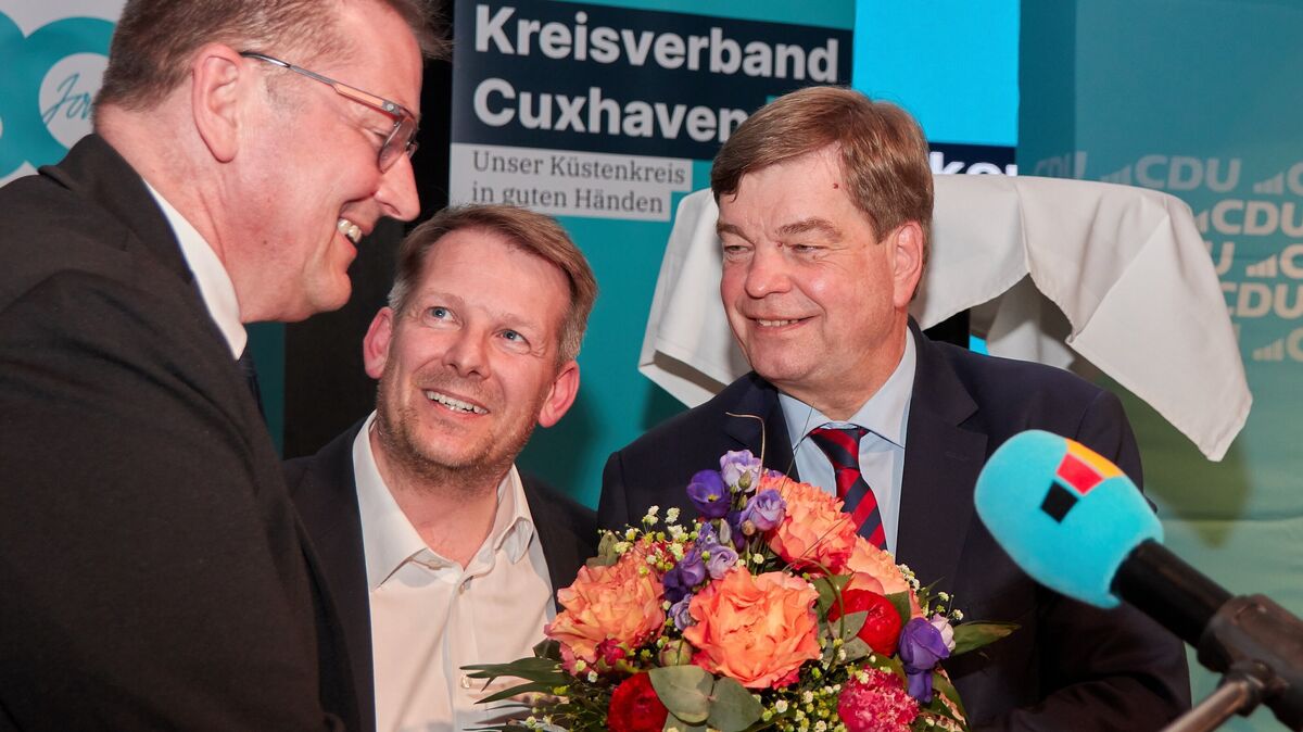 Mit starkem Ergebnis im Amt des Kreisvorsitzenden bestätigt: Enak Ferlemann (r.), hier mit dem Cuxhavener Ratsfraktionsvorsitzenden und Kreistagsabgeordneten Thiemo Röhler (M.) und dem CDU-Kandidaten für die OB-Wahl, Thomas Brunken. Foto: Koppe