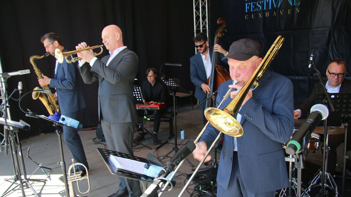 Die Jazz Combo der Deutschen Oper Berlin spielte beim Mare-Jazz des Mare-Musik-Festivals 2026 im Döser Kurpark: Sebastian Krol (Posaune), Christian Meyers (Trompete/Flügelhorn), Markus Ehrlich (Tenorsaxofon), Rolf Langhans (E-Piano), Igor Spallati (Kontrabass) und Rüdiger Ruppert (Schlagzeug) zelebrierten einen mitreißenden Tribut an Miles Davis unter freiem Himmel. Foto: Potschka