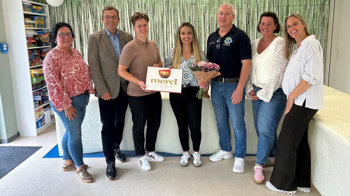 Glückwunsch mit Blumenstrauß und Schokolade für den Kinderhospizverein: V.l. Carmen Bicker (Koordinatorin), Ralf Drossner (CNV-Geschäftsführer), Janine Puschmann (Prokuristin), Azize Subasic (Vorsitzende Kinderhospiz), Ernst-Heinrich Blohm (Hadler Lions), Stefanie Kopf (Leserservice), Franziska Schwedler (stv. Vorsitzende). Foto: Rohde