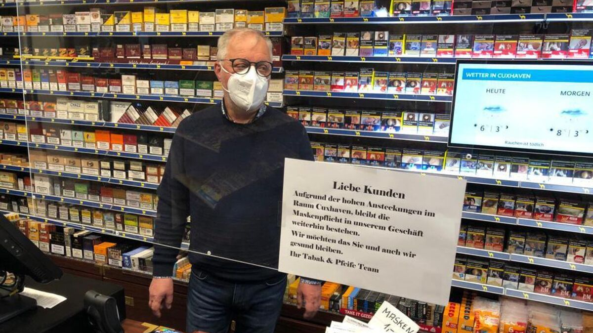 Der Cuxhavener Einzelhändler Lothar Dekarski hält an der Maskenpflicht in seinem Geschäft zurzeit noch wegen der hohen Inzidenzzahlen fest. Foto: Kramp