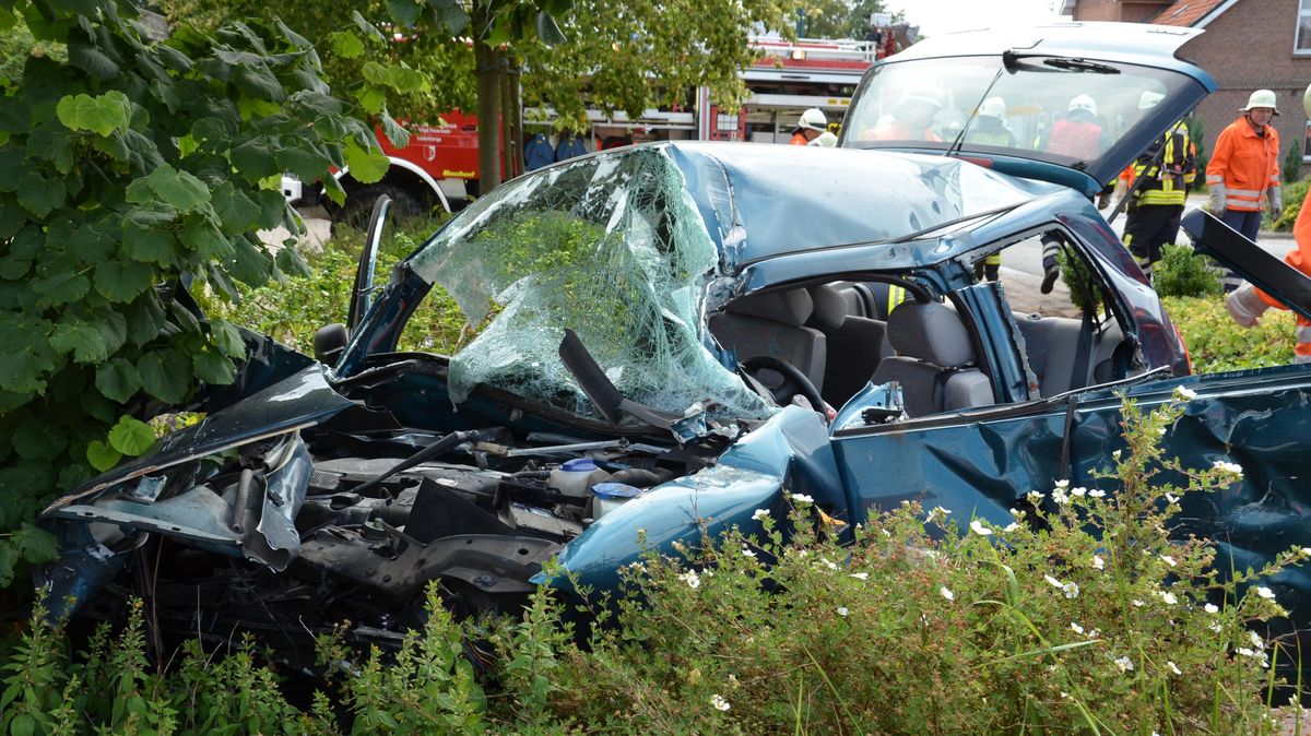 Bei dem Unfall wurde Wagen der 77-Jährigen völlig zerstört. Die Fahrerin erlitt bei dem Zusammenstoß lebensgefährliche Verletzungen. Foto: Lange