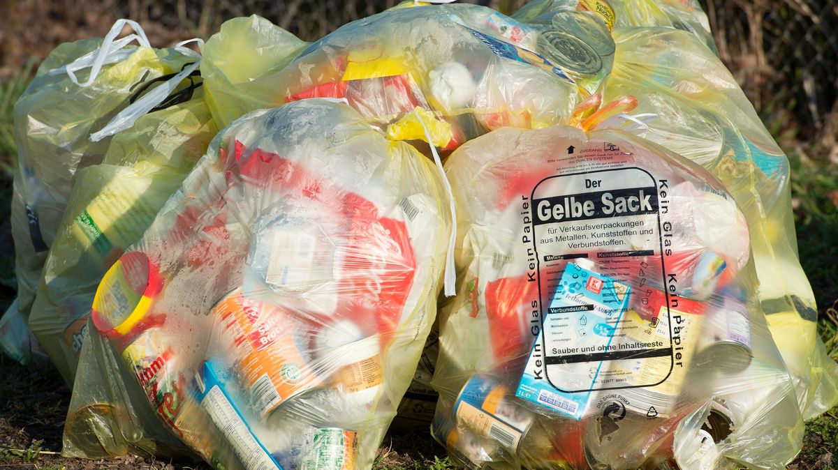 Zu klein, zu dünn, zu windanfällig: Der "Gelbe Sack" hat in der Stadt Cuxhaven demnächst ausgedient. Symbolfoto: Patrick Pleul/dpa